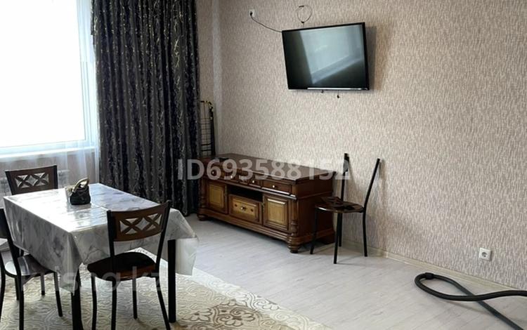 2-комнатная квартира, 68 м², 8 этаж, 9 30/2 за 17.5 млн 〒 в Туркестане — фото 2