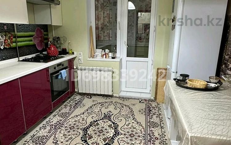 2-бөлмелі пәтер, 54 м², 1/5 қабат ай сайын, мкр 8 281 — Школа 21, 27, бағасы: 170 000 〒 в Актобе, мкр 8 — фото 2