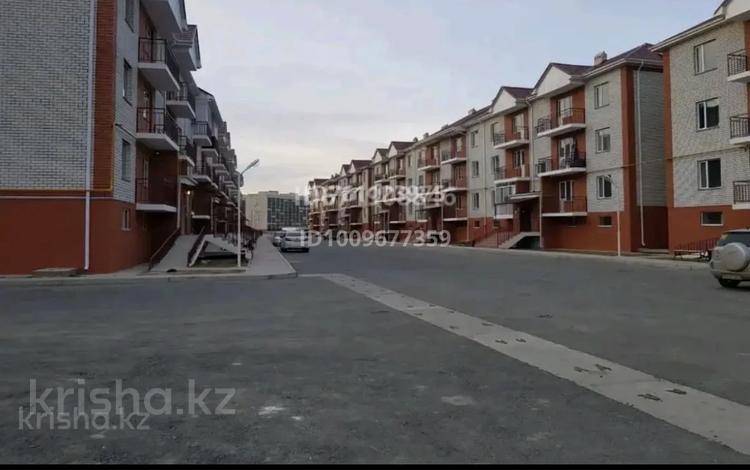 2-бөлмелі пәтер · 62 м² · 2/3 қабат, мкр Нурсая, Кусан Нарембаева 17/4, бағасы: 28 млн ₸ в Атырау — фото 2