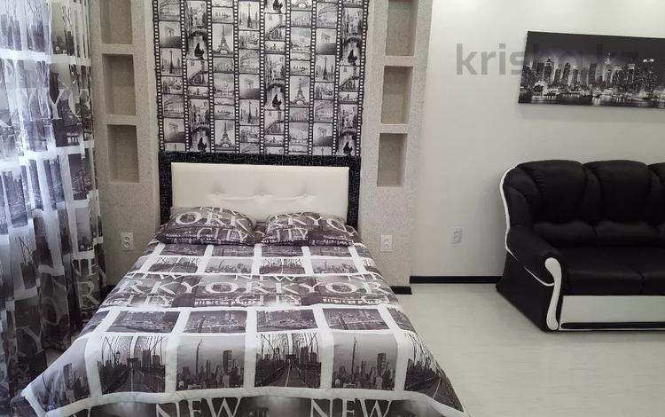 1-комнатная квартира, 32 м² по часам, Бухар жырау 52 за 2 000 〒 в Караганде, Казыбек би р-н — фото 2