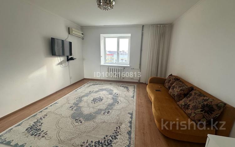 1-комнатная квартира · 50 м² · 4/5 этаж, мкр Жана Орда 22 за 140 000 ₸ в Уральске — фото 2