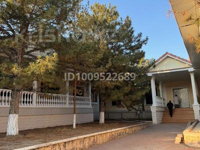Жеке үй · 9 бөлме · 500 м² · 21 сот., Жетысу 12 — 18 Мкр-н, бағасы: 198 млн 〒 в Конаеве