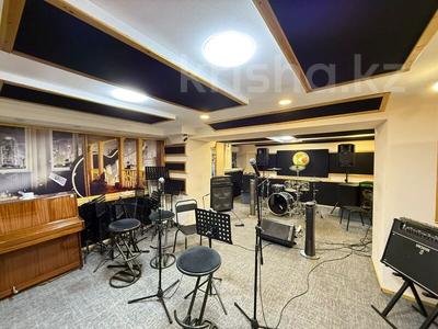 Свободное назначение, офисы, магазины и бутики, склады, общепит, салоны красоты, медцентры и аптеки, образование, развлечения · 136 м² за 85 млн 〒 в Алматы, Алмалинский р-н