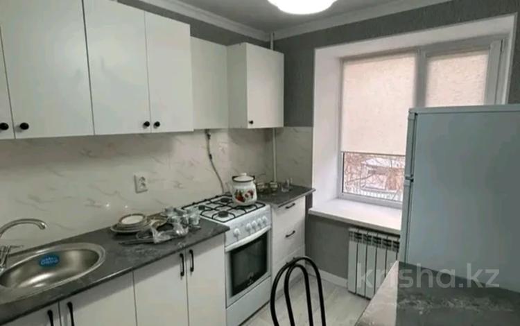 1-комнатная квартира, 40 м², 2/5 этаж по часам, Абилхаир хана 31 — ЭЛЕКТРОН за 2 000 〒 в Актобе — фото 2