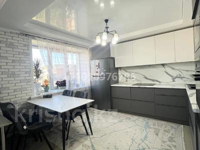 Отдельный дом · 6 комнат · 400 м² · 10 сот., Дробышева 46 — улица Кокорина за 1 млн 〒 в Усть-Каменогорске, Ахмирово