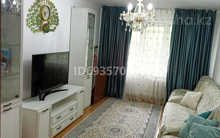 3-комнатная квартира, 60 м², 1/5 этаж, мкр Орбита-3 43 — Орбита 3 дом 43