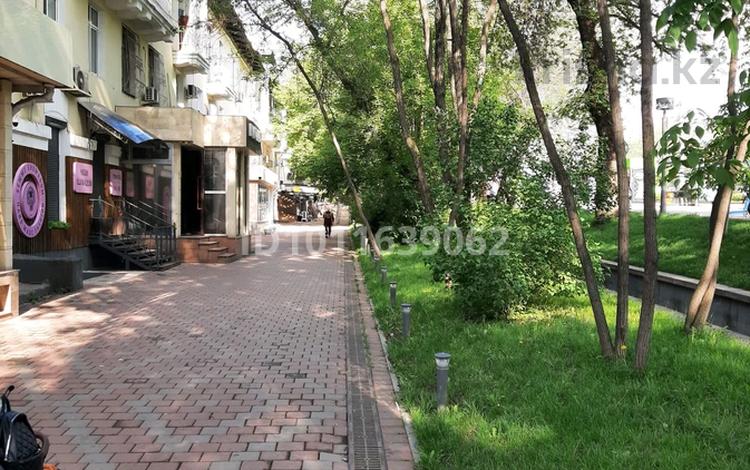 3-бөлмелі пәтер · 80 м² · 3/3 қабат, Просп. Абая 15, бағасы: 125 млн ₸ в Алматы, Медеуский р-н — фото 2
