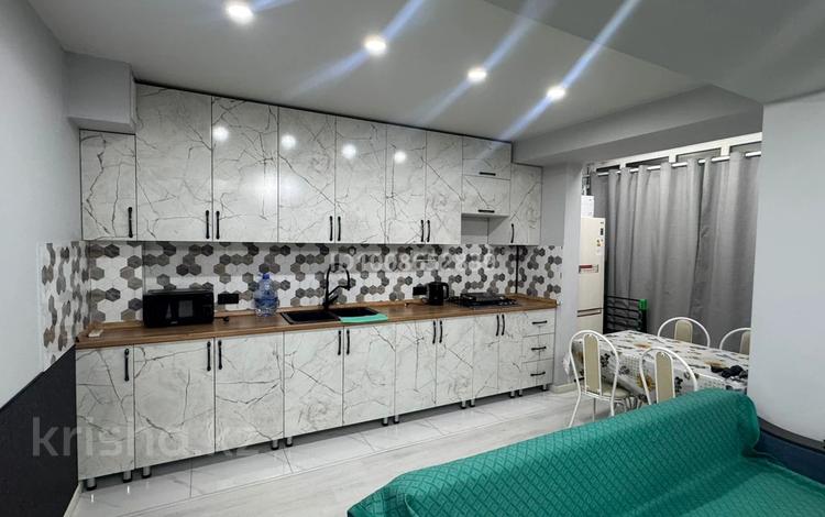 2-комнатная квартира · 65 м² · 1/6 этаж, мкр Шугыла 2/13 к30м — улица Жунисова за 250 000 ₸ в Алматы, Наурызбайский р-н — фото 2