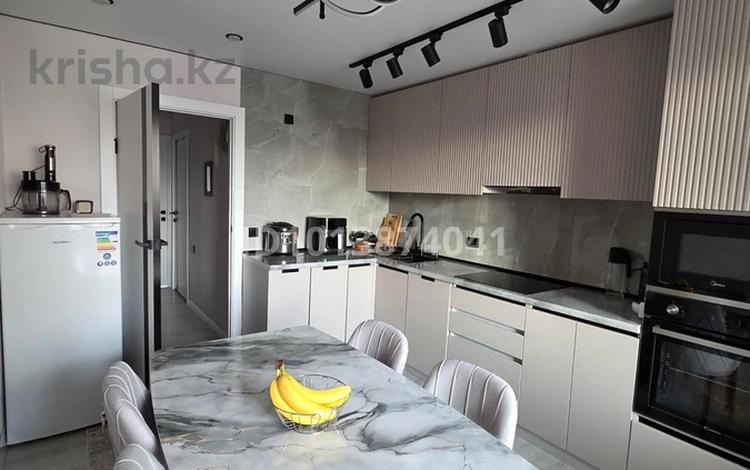 3-комнатная квартира · 75 м², Мкр.Старый Аэропорт 32 — Новостройка находится в микрорайоне Старый Аэропорт, 32, всего в 250 метрах от озера Копа. Комплекс расположен в тихом и экологически чистом уютном районе Кокшетау, для которого характерна активно развивающаяся инфраструктура. Рядом отсутствуют вредные промышленные производства, а до ближайшей загруженной автомагистрали 180 метров. за 130 000 ₸ — фото 2