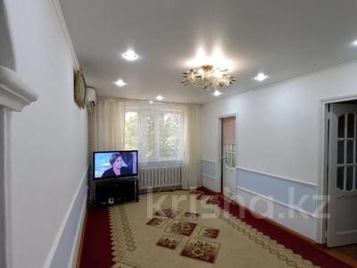4-комнатная квартира, 60 м², 1/5 этаж помесячно, Матросова 54 за 120 000 〒 в Уральске