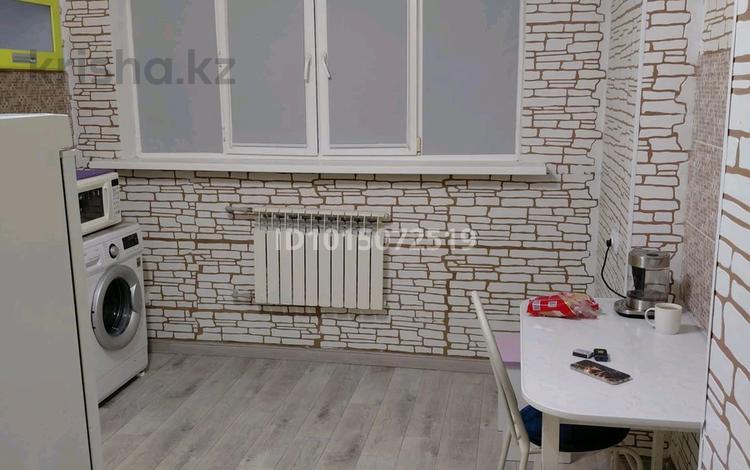 2-комнатная квартира · 63 м² · 5/5 этаж, мкр Мамыр-1 113 за 260 000 ₸ в Алматы, Ауэзовский р-н — фото 2