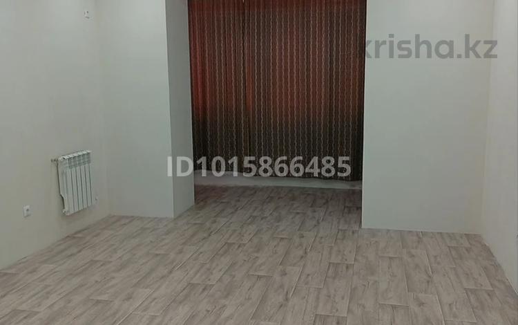 1-комнатная квартира · 57 м² · 1/5 этаж, мкр Айгуль, Исатай Батыра — El Plaza за 110 000 ₸ в Уральске — фото 2