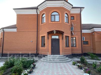 Отдельный дом · 8 комнат · 350 м² · 10 сот., ул. Хакназар хан 28 за 115 млн ₸ в Атырау, мкр Авангард-2