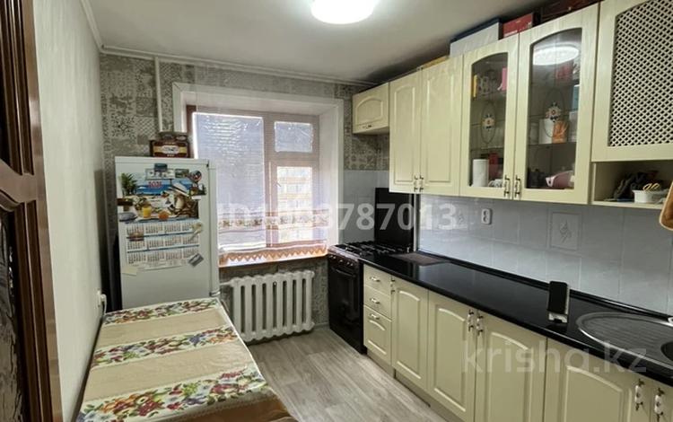 3-бөлмелі пәтер · 63.9 м² · 5/9 қабат, мкр Строитель 29 — гипермаркет алтындар, бағасы: 23.5 млн ₸ в Уральске — фото 2