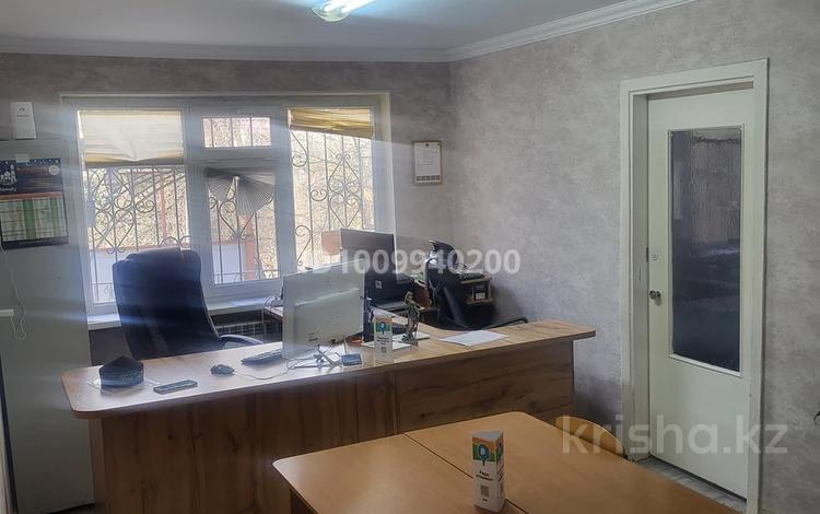 Офисы, образование, кабинеты и рабочие места · 80 м² за 300 000 〒 в Шымкенте, Аль-Фарабийский р-н — фото 2