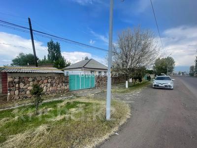Продажа домов и дачи в Жамбылской обл.: Отдельный дом · 4 комнаты · 100 м² · 10 сот., Исмаилова 92 — Трассаның бойы за 25 млн 〒 Отдельный дом · 4 комнаты · 100 м² · 10 сот., Исмаилова 92 — Трассаның бойы за 25 млн 〒 в Мерке
