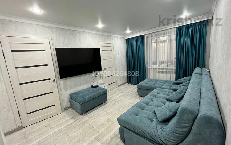 3-комнатная квартира · 46.4 м² · 2/5 этаж, Майкудук, 16й микрорайон за 15 млн ₸ в Караганде, Алихана Бокейханова р-н — фото 2