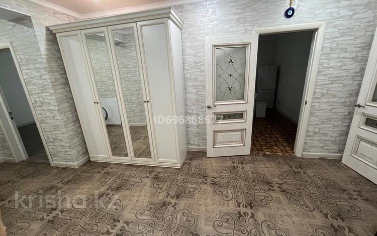 2-бөлмелі пәтер · 90 м² · 2/5 қабат, Жургенова 58, бағасы: 200 000 ₸ в Актобе, мкр. Курмыш — фото 2