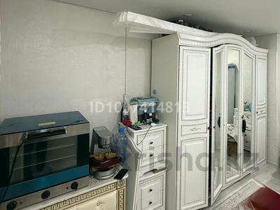 1-бөлмелі пәтер · 14 м² · 8/9 қабат, Назарбаева 226 808 — Юбилиный ост артында 9этаж жанында Марина кафесі бар, бағасы: 4.3 млн 〒 в Уральске