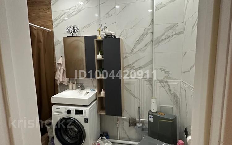 2-комнатная квартира · 70 м² · 2/8 этаж, мкр 4 33 за 200 000 ₸ в Уральске — фото 11