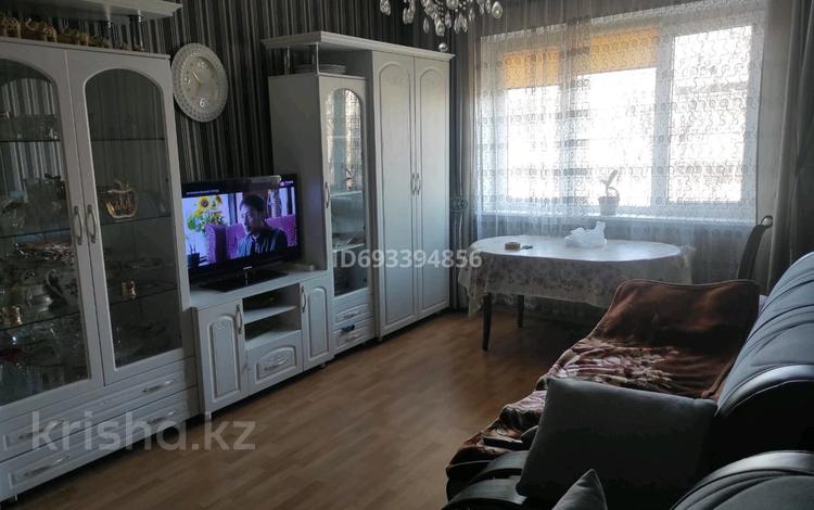 2-комнатная квартира, 60 м², 5/5 этаж, мкр Аксай-3 10 за 40 млн 〒 в Алматы, Ауэзовский р-н — фото 2