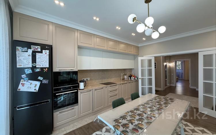 4-комнатная квартира · 166 м² · 2/5 этаж, Мкрн Степной-2 14/15 за 95 млн ₸ в Караганде, Казыбек би р-н — фото 2