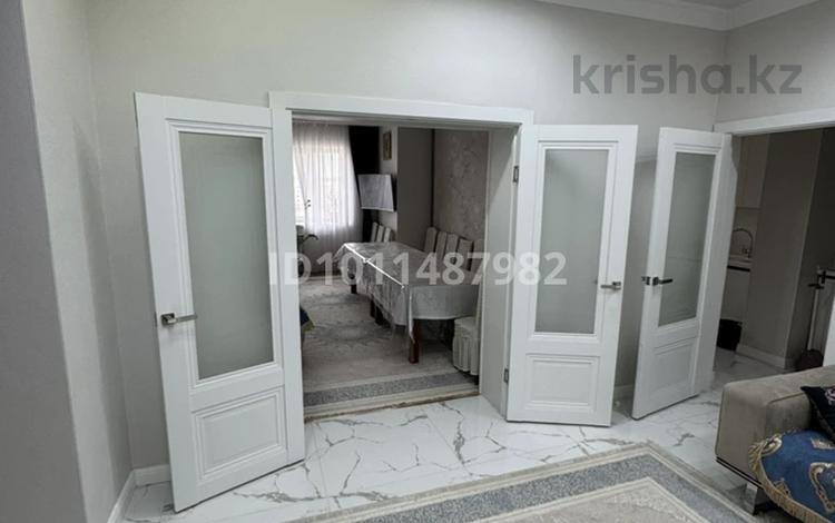 5-бөлмелі пәтер · 140 м² · 5/5 қабат, мкр. Алтын орда 356 — Возле школы 81, бағасы: 50 млн ₸ в Актобе — фото 2