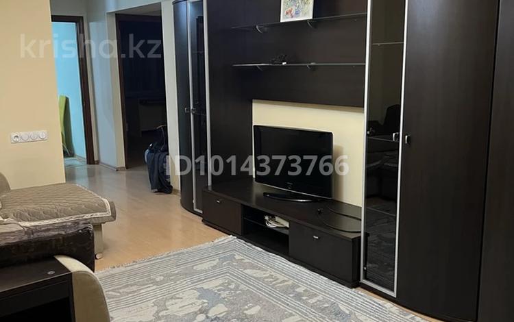 3-комнатная квартира · 70 м² · 5/5 этаж, мкр Самал-3, Достык 103/40 за 420 000 ₸ в Алматы, Медеуский р-н — фото 2