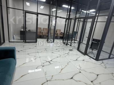 Еркін, кеңселер, дүкендер мен бутиктер, қоймалар, сұлулық салондары, фитнес және спорт, медорталықтар мен дәріханалар, білім орталықтары, ойын-сауық, кабинеттер және жұмыс орындары, студиялар · 185 м², бағасы: ~ 1.3 млн ₸ в Атырау, мкр Нурсая