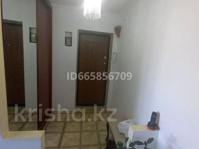 3-бөлмелі пәтер, 68 м², 6/10 қабат, мкр 8, 8-ой микр 298, бағасы: 20 млн 〒 в Актобе, мкр 8