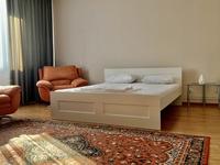 2-комнатная квартира, 90 м², 5 этаж посуточно, Кунаева 14д — Две большие кровати и диван за 19 990 〒 в Астане, Есильский р-н