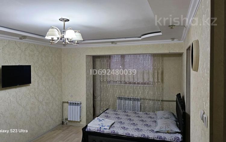 1-бөлмелі пәтер, 40 м², 1/5 қабат тәулігіне, 27-й мкр, бағасы: 6 000 〒 в Актау, 27-й мкр — фото 2