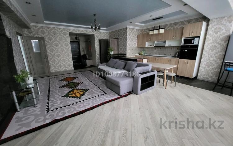 2-комнатная квартира · 80 м² · 13/16 этаж, 17-й мкр 4 за 300 000 ₸ в Актау — фото 2