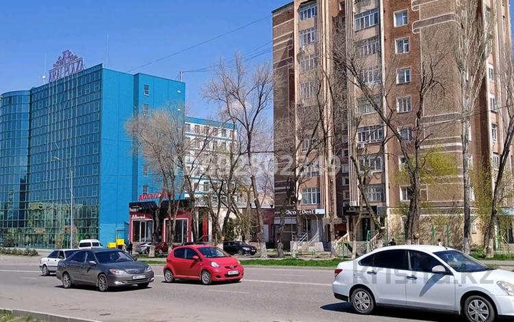 4-бөлмелі пәтер · 80 м² · 2/9 қабат, Төле би 93/3 — в дол дороги возле Арай Плазв, бағасы: 30 млн ₸ в Таразе — фото 2
