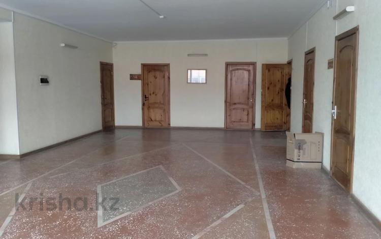 Свободное назначение, офисы, общепит, салоны красоты, фитнес и спорт, медцентры и аптеки, образование, развлечения, конференц-залы, кабинеты и рабочие места, студии · 1200 м² за 4.2 млн 〒 в Петропавловске — фото 29
