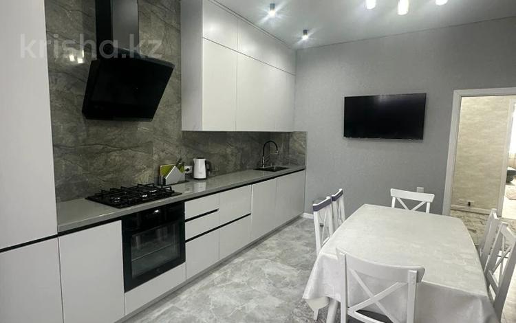 2-комнатная квартира, 82 м², 2/9 этаж, Алии Молдагуловой за 39.8 млн 〒 в Актобе — фото 2