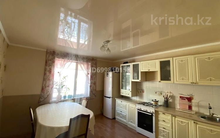 3-комнатная квартира · 90 м² · 1/1 этаж, мкр Сарыкамыс, Жк Гаухар тас 5 за 26 млн 〒 в Атырау — фото 2