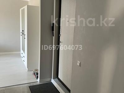 2-комнатная квартира, 57.5 м², 3/5 этаж помесячно, 4 микрорайон 5 дом за 270 000 〒 в Аксае