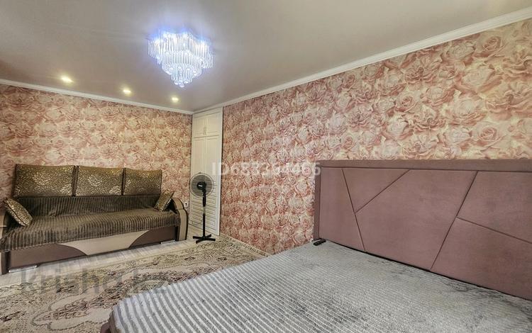 1-комнатная квартира · 33 м² · 3/3 этаж, 72 квартал 15 за 12 000 ₸ в Семее — фото 13