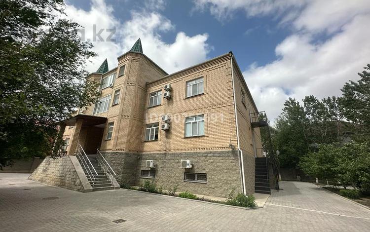 2-комнатная квартира, 68 м², 2/3 этаж помесячно, Шамина 10&quot;а&quot; за 250 000 〒 в Атырау, мкр Жилгородок — фото 2