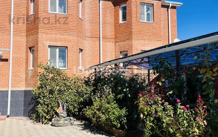 Отдельный дом · 5 комнат · 240 м² · 4.5 сот., мкр Центральный, Б. Майлин 46 — ул. Чехова за 75 млн 〒 в Атырау — фото 2