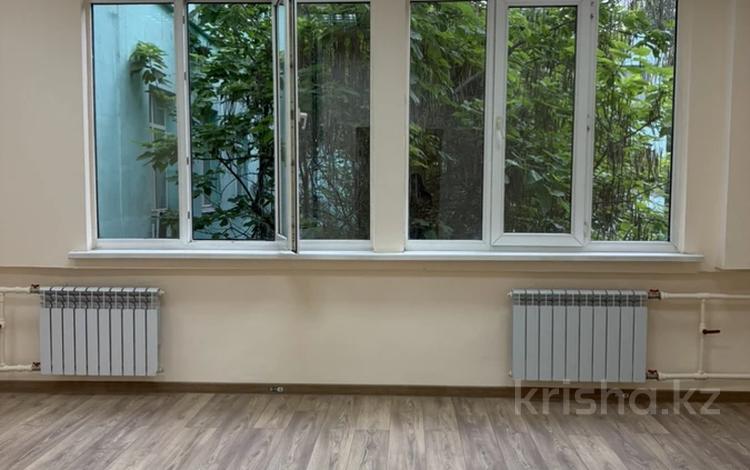 Кеңселер, білім орталықтары, конференц-залдар, кабинеттер және жұмыс орындары, студиялар · 28 м², бағасы: 238 000 ₸ в Алматы, Алмалинский р-н — фото 2