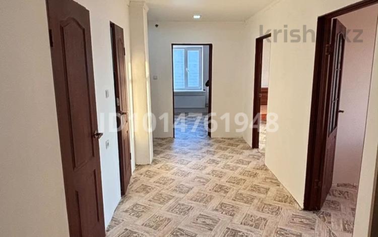 3-комнатная квартира · 77 м² · 7/9 этаж, мкр Кунаева 61 за 150 000 ₸ в Уральске — фото 2