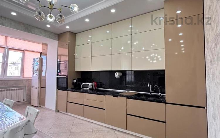 4-комнатная квартира · 136.4 м² · 9/10 этаж, мкр. Алтын орда, Алии Молдагуловой за 53.5 млн ₸ в Актобе — фото 4