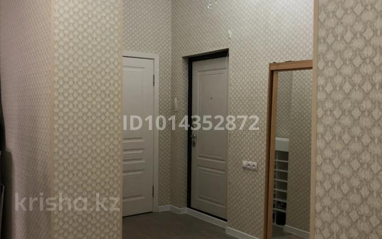 2-комнатная квартира · 80 м² · 8/9 этаж, 17-й мкр 29 — Жилой комплекс BS Residence расположен в одном из самых востребованных районов Актау — 17 микрорайоне, где создана комфортная городская среда для жизни. Дом находится в удачной локации: в пешей доступности есть всё необходимое для повседневной жизни. Рядом расположены продуктовые магазины, супермаркеты, аптеки, кафе, кофейни, отделения банков, салоны красоты, торговые объекты, а также крупные магазины бытовой техники и торговые центры. Для семей с детьми поблизости находятся детские сады и школа. (korter.kz⁠) ЖК находится всего чуть более чем в километре от побережья Каспийского моря, поэтому до набережной можно быстро добраться как пешком, так и на автомобиле. Удобные подъездные пути и развитая транспортная инфраструктура позволяют легко попасть в любую часть города. (korter.kz⁠) Сам комплекс BS Residence — современный жилой квартал с благоустроенной территорией, парковочными местами и развитой коммерческой инфраструктурой на первых этажах, что делает проживание максимально комфортным. (Krisha.kz⁠) Это отличный вариант для тех, кто ценит удобное расположение, развитую инфраструктуру и комфортную городскую жизнь, где всё необходимое находится буквально в нескольких минутах от дома. за 300 000 ₸ — фото 2