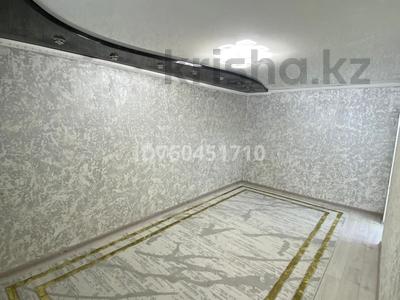 Пәтерлер в Улытау обл.: 2-бөлмелі пәтер · 52.7 м² · 1/5 қабат, Есенберлина — 7-мектептің қасы, бағасы: 13 млн 〒 2-бөлмелі пәтер · 52.7 м² · 1/5 қабат, Есенберлина — 7-мектептің қасы, бағасы: 13 млн 〒 в Жезказгане