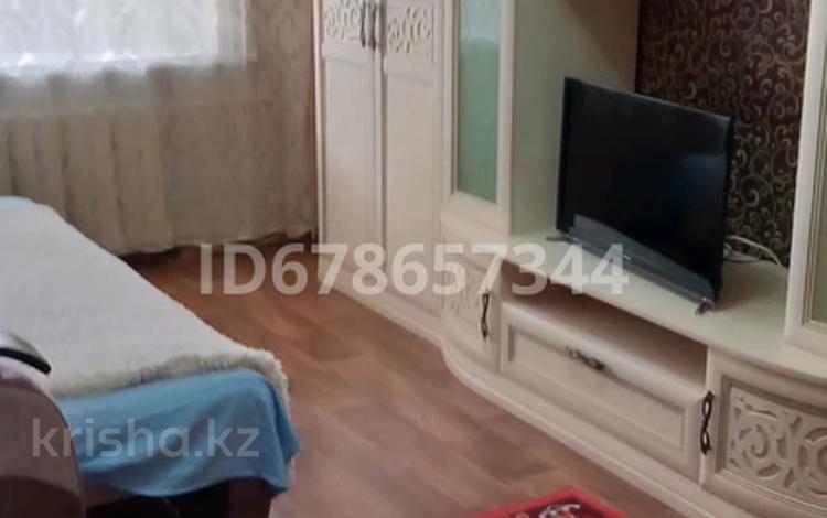 1-комнатная квартира · 35 м² · 4/5 этаж, Майкудук, 12й микрорайон 1 за 8 000 ₸ в Караганде, Алихана Бокейханова р-н — фото 2