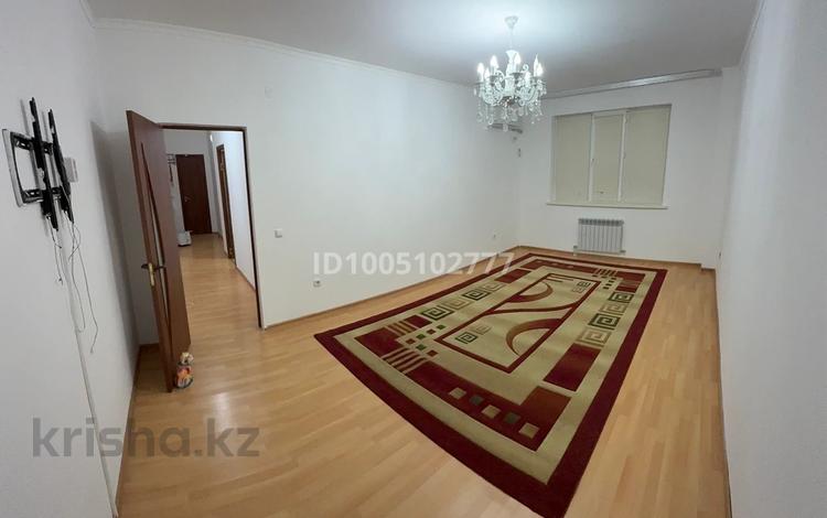 2-комнатная квартира · 65 м² · 2/5 этаж, мкр Нурсая 94 за 190 000 〒 в Атырау — фото 2