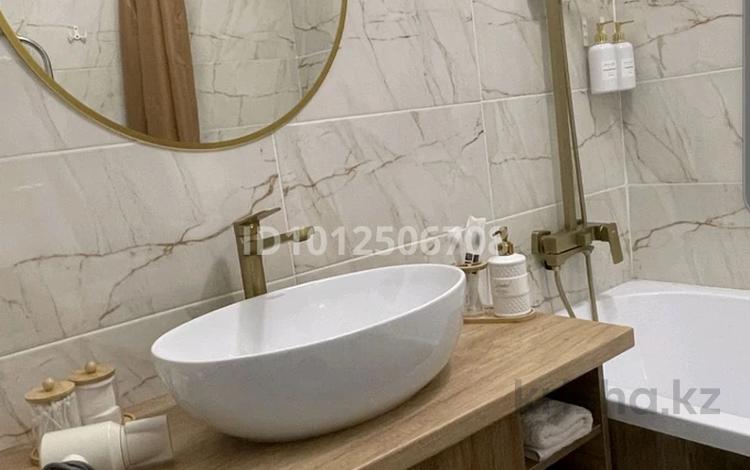 1-комнатная квартира · 46 м² · 4/16 этаж, мкр Юго-Восток, Бауыржана Момышулы за 10 000 ₸ в Караганде, Казыбек би р-н — фото 2