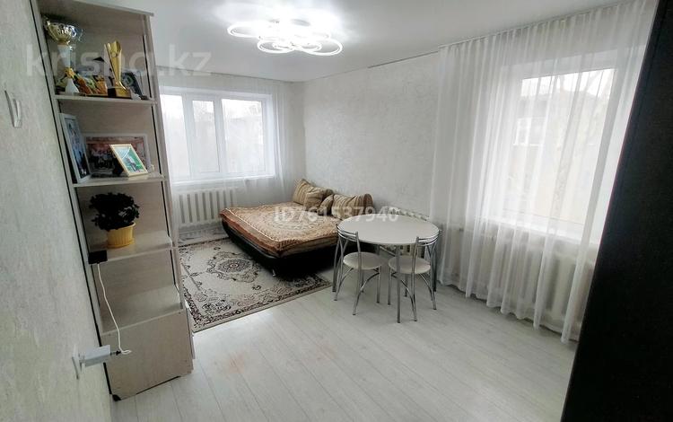 3-комнатная квартира · 63 м² · 5/5 этаж, Майкудук, Майкудук, 16й микрорайон 9 за 14 млн ₸ в Караганде, Алихана Бокейханова р-н — фото 2